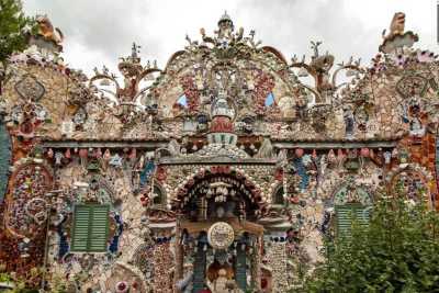 Corato, quella casa fatta di conchiglie, sassi, vetri e statuine: � la fiabesca "Villa Fantasy"